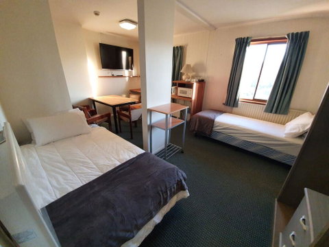 2 Lakeview Plaza - Lightning Ridge Tourism 0
