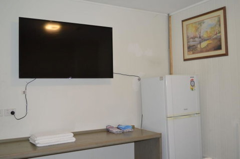 2 Lakeview Plaza - Lightning Ridge Tourism 1