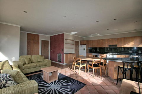 2 Munyang Street, Jindabyne - Lightning Ridge Tourism 0