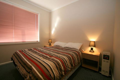2 Munyang Street, Jindabyne - Lightning Ridge Tourism 3