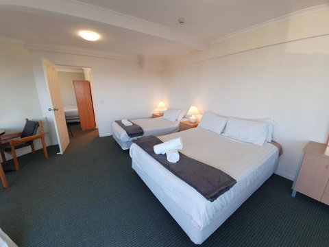 20 Lakeview Plaza - Lightning Ridge Tourism 2