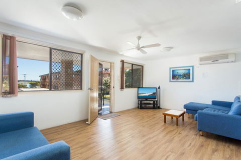 26 Wallis View - Opposite The Lake - 3 Bedroom Apartment - Sleeps 8 - Lightning Ridge Tourism 1