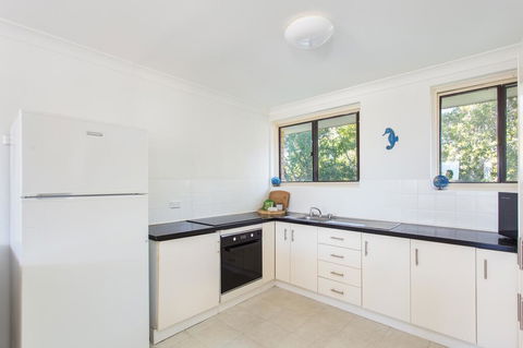 26 Wallis View - Opposite The Lake - 3 Bedroom Apartment - Sleeps 8 - Lightning Ridge Tourism 3