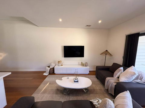 City & Beach Retreat - Lightning Ridge Tourism 1