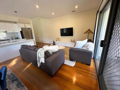 City & Beach Retreat - Lightning Ridge Tourism 2