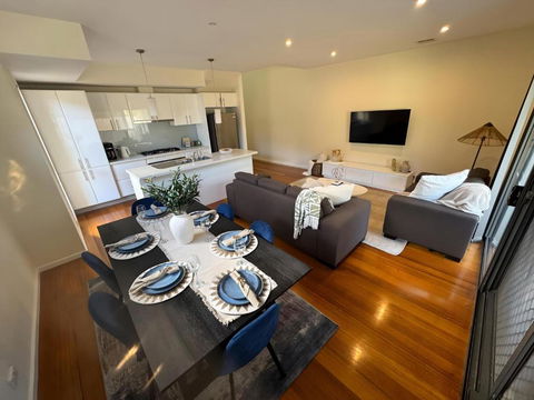 City & Beach Retreat - Lightning Ridge Tourism 0