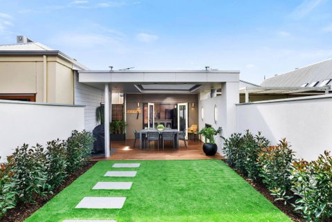Cute As A Button - Picket Fence 3 Bed Stylish Home - Lightning Ridge Tourism 2