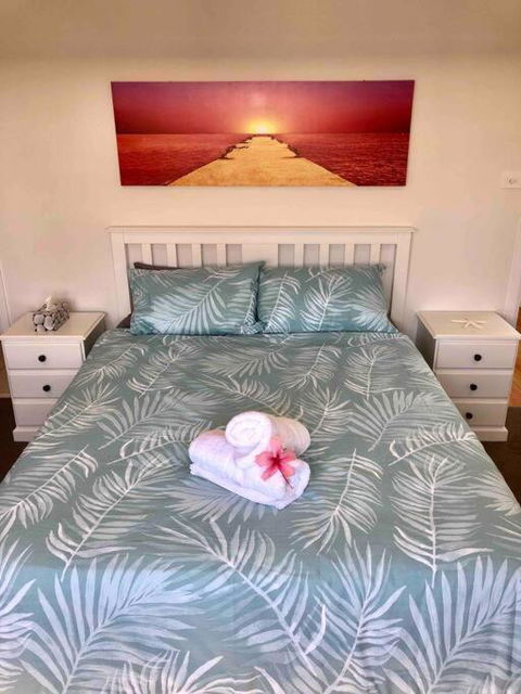 DELUXE Escape! Central, NEW & Spacious 3 Bed - Lightning Ridge Tourism 1