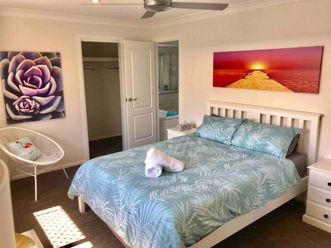 DELUXE Escape! Central, NEW & Spacious 3 Bed - Lightning Ridge Tourism 2