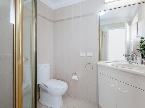 3 'Pelican Sands', 83 Soldiers Point Rd - Stunning Waterfront Unit With Magical Water Views & Air Conditioning - Lightning Ridge Tourism 2