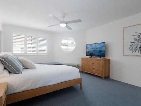 3 'Pelican Sands', 83 Soldiers Point Rd - Stunning Waterfront Unit With Magical Water Views & Air Conditioning - Lightning Ridge Tourism 1