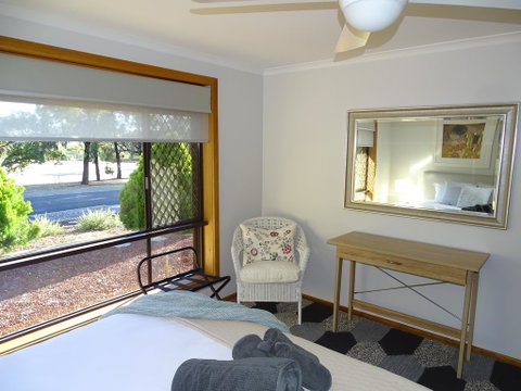3 Pears On The Park McLaren Vale - Lightning Ridge Tourism 1