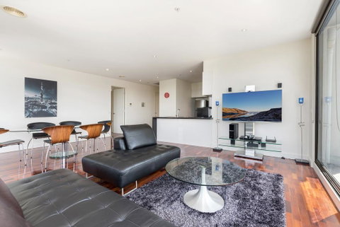 3-Bed Apartment With Parking Near Parks And Dining - Lightning Ridge Tourism 0