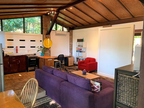 305 Montville - The Artist's Cottage - Lightning Ridge Tourism 1