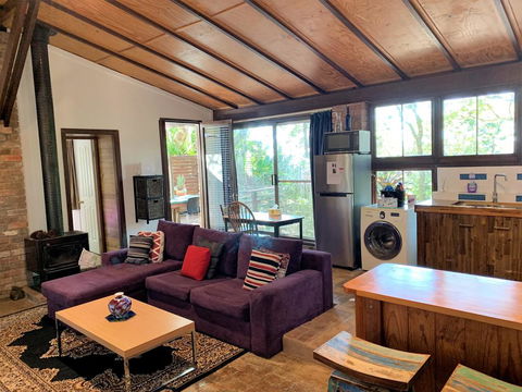 305 Montville - The Artist's Cottage - Lightning Ridge Tourism 0