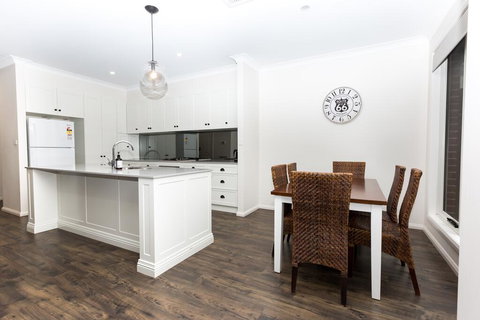 4 Bedroom Inner City Townhouse - SLEEPS 9 !! - Lightning Ridge Tourism 3