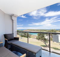5 'The Outlook' 4 Ocean Parade - overlooking Boat Harbour beach and ducted air conditioning - Lightning Ridge Tourism