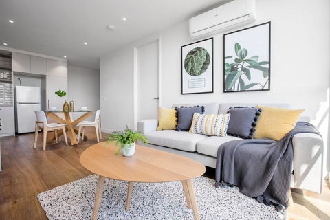 61, Boutique One-bedroom, Boxhill Central, Mall - Lightning Ridge Tourism 0