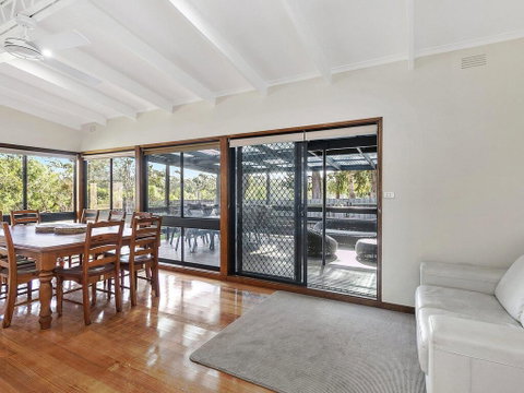 62 BINGLEY PARADE RIVERSEA HOUSE - Lightning Ridge Tourism 1