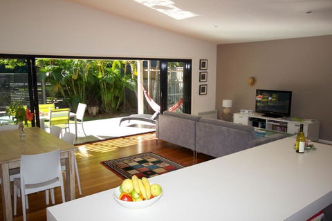 @LIZZIE - Lightning Ridge Tourism 0