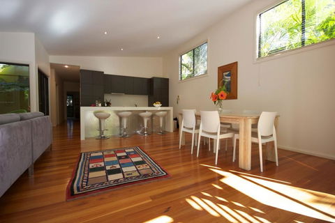 @LIZZIE - Lightning Ridge Tourism 1