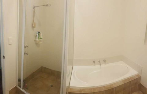 A Better Life Animal Sanctuary FarmStay - Private Two-Bedrooms, Lounge Room & Bathroom & Toilet, Shared Kitchen - Lightning Ridge Tourism 1