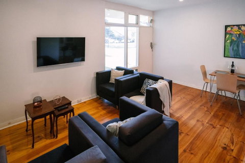 A Wave Away @ Glenelg Cosy Unit Near The Beach - Lightning Ridge Tourism 1