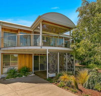 A Wave From it All - Lightning Ridge Tourism