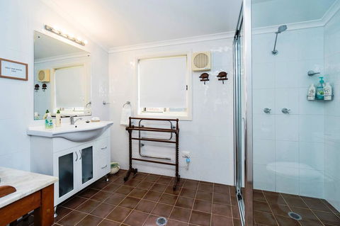 Abelia House B &B - Lightning Ridge Tourism 2