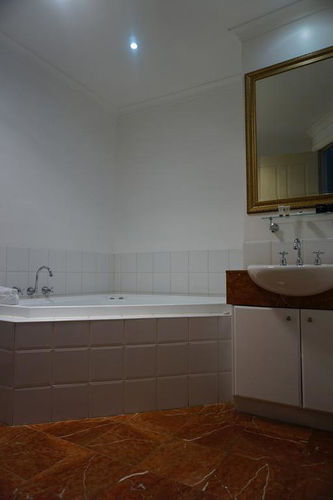 Acacia Terraces - Lightning Ridge Tourism 3