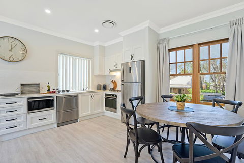 Accommodation Hunter - Adams Street Maitland - Lightning Ridge Tourism 0