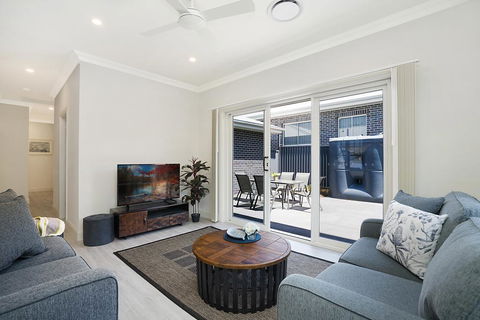 Accommodation Hunter - Adams Street Maitland - Lightning Ridge Tourism 1