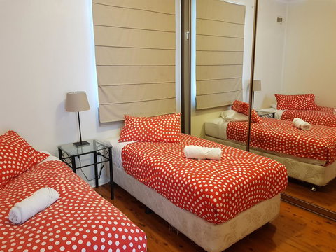 Accommodation Sydney North Shore: Frenchs Forest 3 Bedroom House - Lightning Ridge Tourism 3