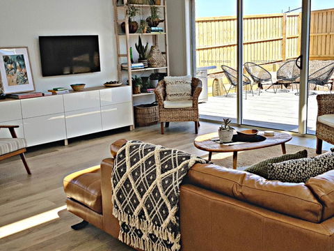 ADAGIO - Lightning Ridge Tourism 0