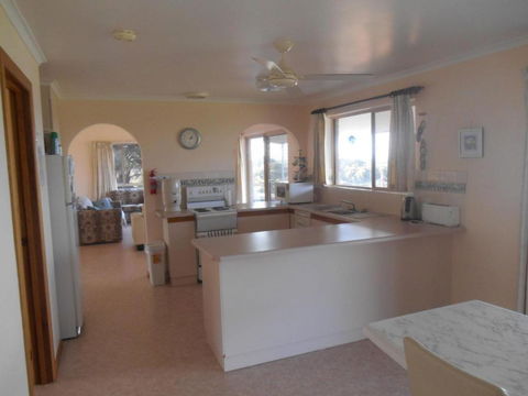 Ebb N Flow Beach House - Stansbury - Lightning Ridge Tourism 1