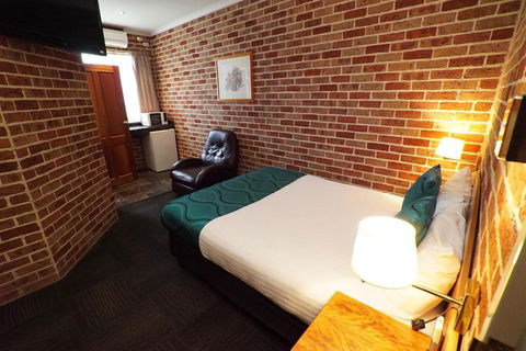 Exies Bagtown - Lightning Ridge Tourism 2