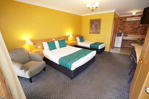 Exies Bagtown - Lightning Ridge Tourism 1