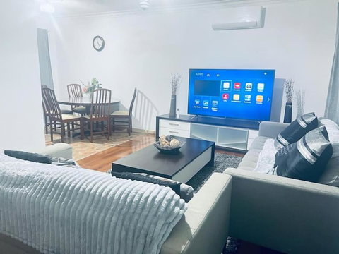 Elegant And Spacious Home + Gym - Lightning Ridge Tourism 0