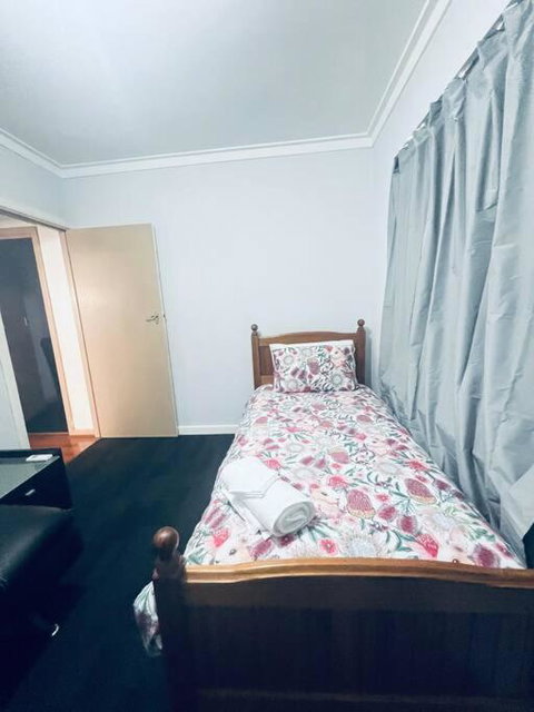 Elegant And Spacious Home + Gym - Lightning Ridge Tourism 1