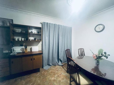 Elegant And Spacious Home + Gym - Lightning Ridge Tourism 2
