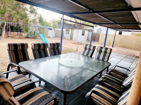 Elegant And Spacious Home + Gym - Lightning Ridge Tourism 3