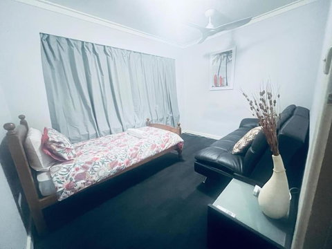 Elegant And Spacious Home + Gym - Lightning Ridge Tourism 4