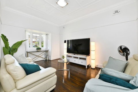 Elegant Family Retreat Near Beaches & Sydney CBD - Lightning Ridge Tourism 0