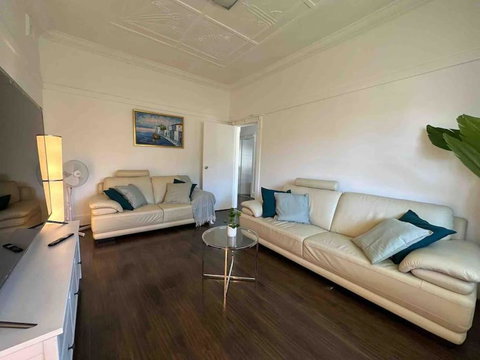 Elegant Family Retreat Near Beaches & Sydney CBD - Lightning Ridge Tourism 4