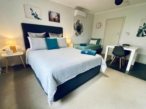 Emu Retreat B&B - Lightning Ridge Tourism 1