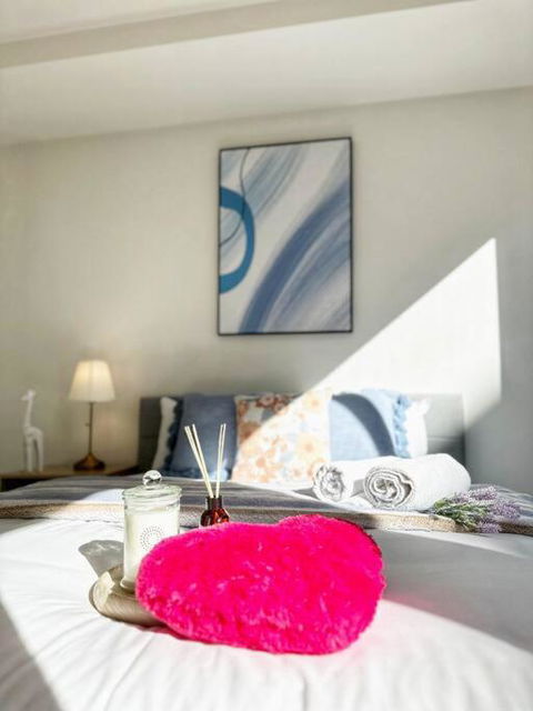 FC104 -1 BATH 2 BR Modern Oasis With, Pool & Gym - Lightning Ridge Tourism 0