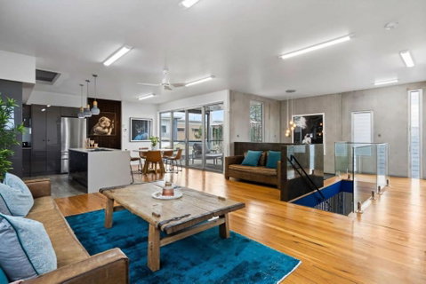 Exquisite Beachside Mansion - Lightning Ridge Tourism 3