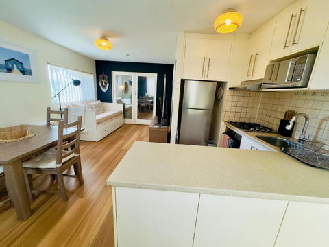 FORR64 - Cosy East Perth Retreat - Lightning Ridge Tourism 4