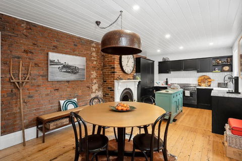 Gable House Geelong - Lightning Ridge Tourism 3