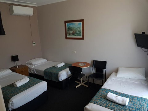 Gateshead Tavern & Motel - Lightning Ridge Tourism 3